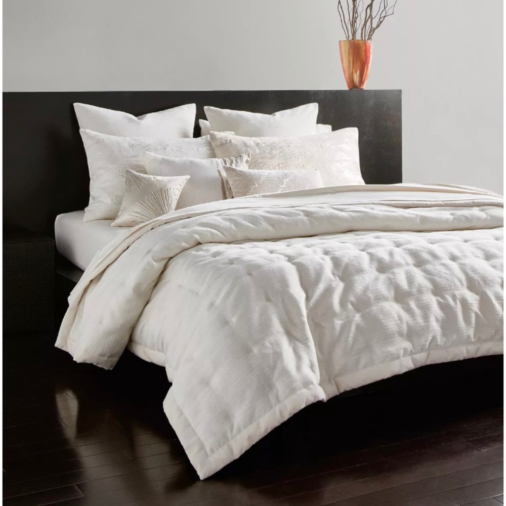DONNA KARAN Home Radiance Quilt Full/Queen Ivory